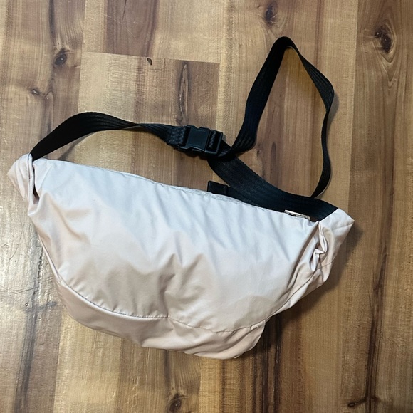 Nike Revolution 1/2 zip jacket that turns to a belt bag/ crossbody bag - Picture 2 of 8